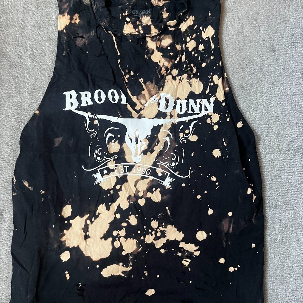 Acid wash cutout sleeve/v neck women's brooks and dunn top